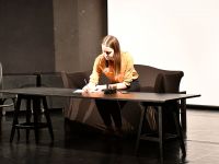 dziewczyna siedząca przy stole - coś pisze